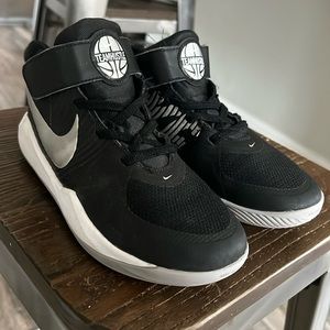 Boys 2Y black Nike Ream Hustle Basketball Shoes